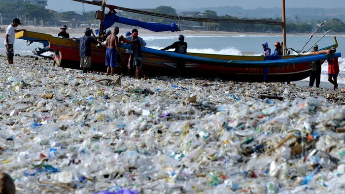 Sampah plastik di Pantai Kedonganan Bali Warga memungut sampah plastik yang acak-acakan di kawasan Pantai Kedonganan, Badung, Bali, Rabu (20/3/2024). Pantai Kedonganan dipadati sampah plastik kiriman yang terdampar terbawa arus bahari yang mengusik acara warga dan nelayan setempat. ANTARA FOTO/Fikri Yusuf/rwa. destinasi bebas sampah