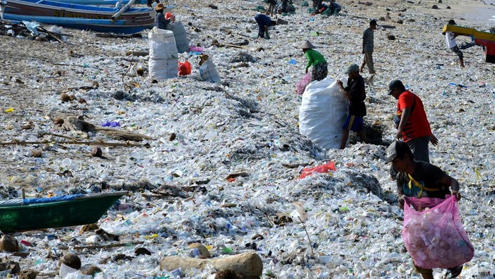 Warga memungut sampah plastik yang berserakan di kawasan Pantai Kedonganan, Badung, Bali, Rabu (20/3/2024). Pantai Kedonganan dipadati sampah plastik kiriman yang terdampar terbawa arus laut yang mengganggu aktivitas warga dan nelayan setempat. ANTARA FOTO/Fikri Yusuf/rwa.