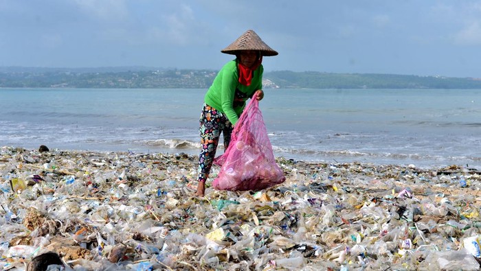 Warga memungut sampah plastik di kawasan Pantai Kedonganan, Badung, Bali, Rabu (20/3/2024). Pantai Kedonganan dipadati sampah plastik kiriman yang terdampar terbawa arus laut yang mengganggu aktivitas warga dan nelayan setempat. ANTARA FOTO/Fikri Yusuf