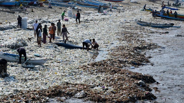 Sampah plastik di Pantai Kedonganan Bali Warga memungut sampah plastik yang berserakan di kawasan Pantai Kedonganan, Badung, Bali, Rabu (20/3/2024). Pantai Kedonganan dipadati sampah plastik kiriman yang terdampar terbawa arus laut yang mengganggu aktivitas warga dan nelayan setempat. ANTARA FOTO/Fikri Yusuf/rwa.