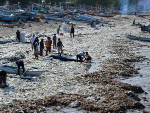 Penampakan Sampah Plastik di Pantai Kedonganan Bali