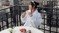 Aktris kelahiran 1992 ini sering membagikan momen kuliner seru di Instagram. Salah satunya ketika ia throwback sarapan minuman hangat dan pastry di Paris. Foto: Instagram jscmila