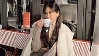 Ke Paris rasanya tak lengkap tanpa menikmati banyak croissant. Tertangkap lagi momen Jessica Mila menyesap minuman hangat ditemani croissant. Foto: Instagram jscmila