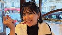 Sepertinya pemain film Imperfect ini seorang sweet tooth ya! Ia memesan dessert berlumur saus stroberi dan whipped cream yang menggugah selera. Foto: Instagram jscmila