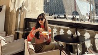 Hayo! Lebih cantik Jessica Mila atau pemandangan Louvre Museum di belakangnya? Ia pun berpose memegang segelas cocktail. Foto: Instagram jscmila