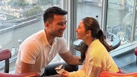 Bersama sang suami, Jessica Mila menikmati segelas minuman dengan pemandangan istimewa di London. Romantis ya! Foto: Instagram jscmila
