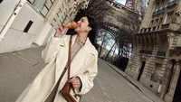 Jalan-jalan Jessica Mila di Paris diisi agenda foto-foto keren. Dengan latar Menara Eiffel, ia terlihat tengah menggigit croissant. Foto: Instagram jscmila