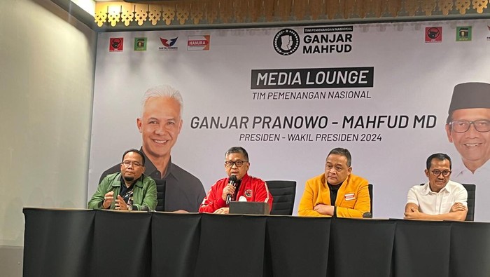 Sekjen PDIP, Hasto Kristiyanto (jaket merah).