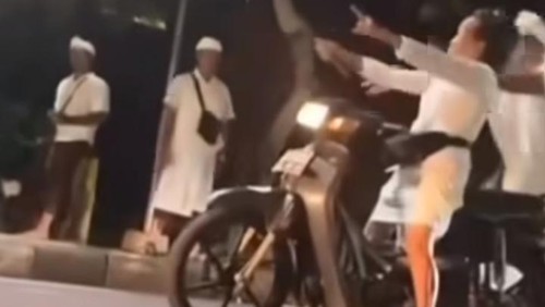 Seorang perempuan yang mentalnya tidak sehat mengamuk di Desa Pecatu, Badung, Bali, Selasa (19/3/2024) malam.