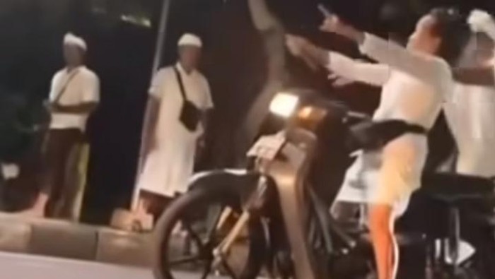 Seorang perempuan yang mentalnya tidak sehat mengamuk di Desa Pecatu, Badung, Bali, Selasa (19/3/2024) malam.