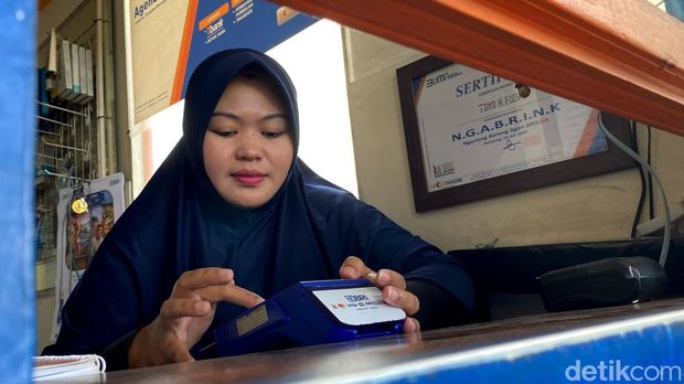 Siti berstrategi sebagai agen BRILink dengan menghadiahi emas bagi nasabah yang rajin bertransaksi. (Foto: Wisma Putra/detikJabar)