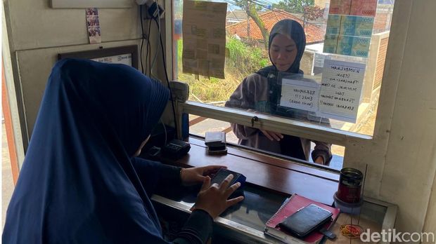Siti berstrategi sebagai agen BRILink dengan menghadiahi emas bagi nasabah yang rajin bertransaksi. (Foto: Wisma Putra/detikJabar)
