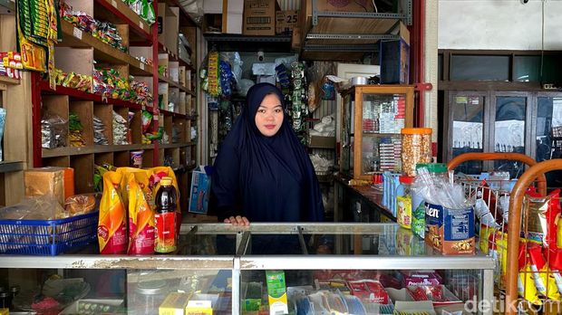 Siti berstrategi sebagai agen BRILink dengan menghadiahi emas bagi nasabah yang rajin bertransaksi. (Foto: Wisma Putra/detikJabar)