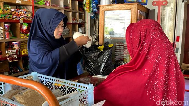 Siti berstrategi sebagai agen BRILink dengan menghadiahi emas bagi nasabah yang rajin bertransaksi. (Foto: Wisma Putra/detikJabar)