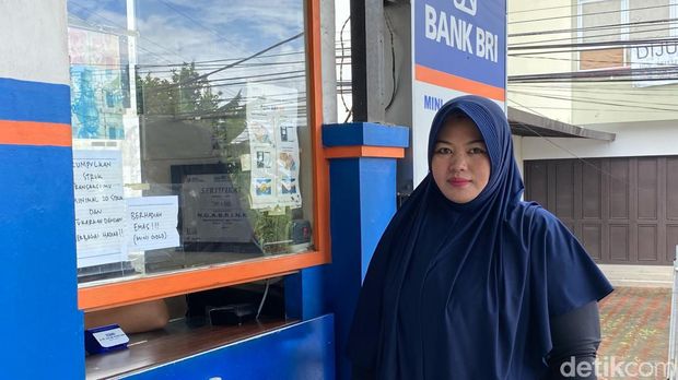 Siti berstrategi sebagai agen BRILink dengan menghadiahi emas bagi nasabah yang rajin bertransaksi. (Foto: Wisma Putra/detikJabar)