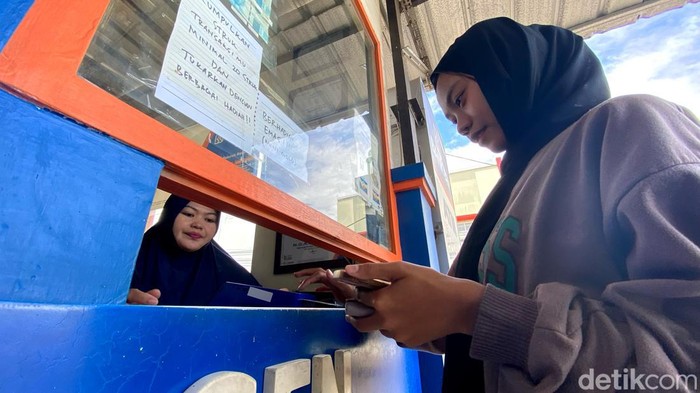 Siti berstrategi sebagai agen BRILink dengan menghadiahi emas bagi nasabah yang rajin bertransaksi. (Foto: Wisma Putra/detikJabar)
