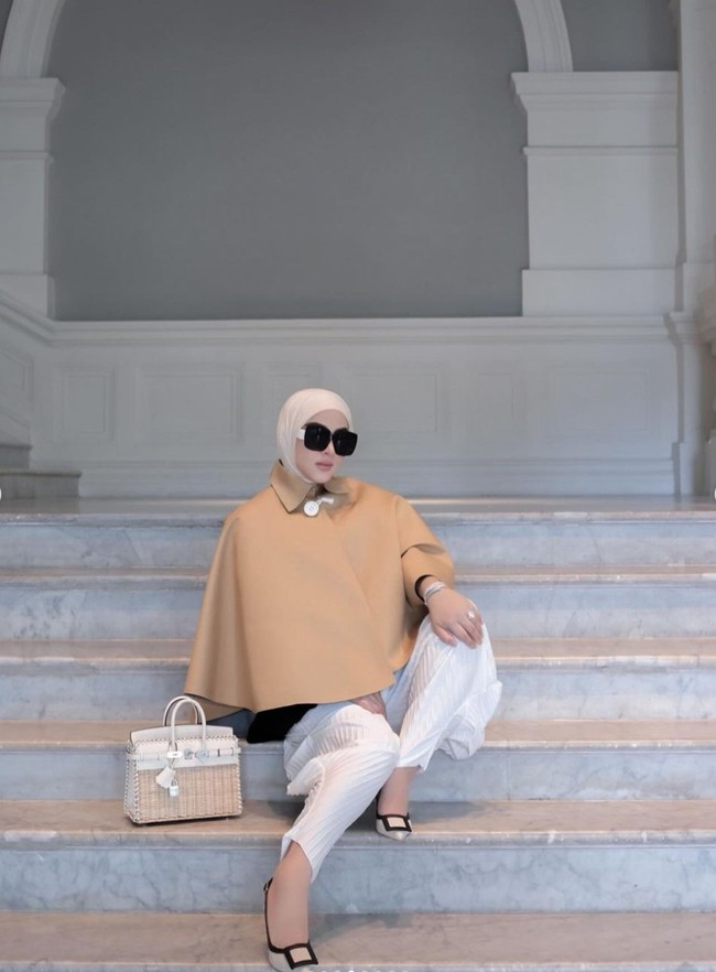 Seperti biasa Syahrini memamerkan beragam pose dirinya mengenakan busana tersebut. Beberapa menduga jika outer cape itu sengaja dikenakan Syahrini untuk menutupi bagian perutnya. Foto: Instagram/@princessyahrini