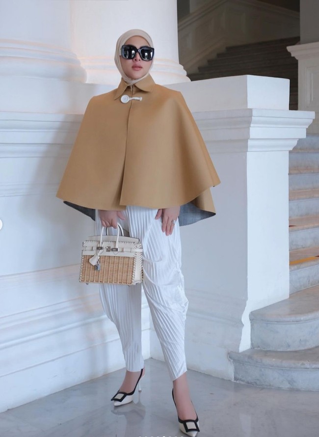 Istri Reino Barack itu juga tampak menenteng sebuah tas berwarna senada dengan outfit yang dikenakannya. Tas unik berwarna coklat dengan bentuk seperti anyaman itu rupanya berharga miliaran rupiah. Foto: Instagram/@princessyahrini