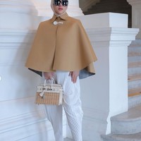 Istri Reino Barack itu juga tampak menenteng sebuah tas berwarna senada dengan outfit yang dikenakannya. Tas unik berwarna coklat dengan bentuk seperti anyaman itu rupanya berharga miliaran rupiah. Foto: Instagram/@princessyahrini