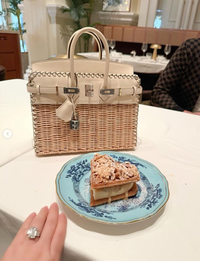 Setelah ditelusuri diketahui jika tas yang dikenakan Syahrini berasal dari merek mewah Hermes. Hermes seri Nata Swift and Osier Wicker Picnic Birkin 25 PHW itu diperkirakan harganya mencapai Rp 1,2 miliar. Foto: Instagram/@princessyahrini