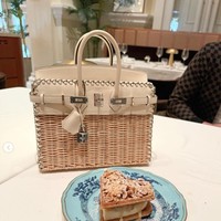 Setelah ditelusuri diketahui jika tas yang dikenakan Syahrini berasal dari merek mewah Hermes. Hermes seri Nata Swift and Osier Wicker Picnic Birkin 25 PHW itu diperkirakan harganya mencapai Rp 1,2 miliar. Foto: Instagram/@princessyahrini