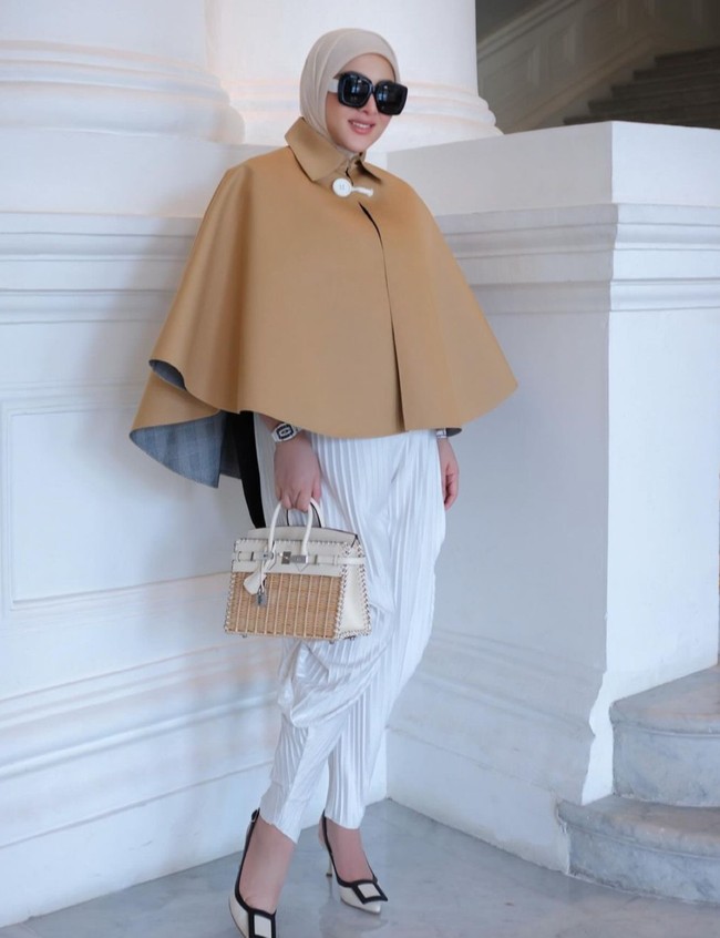 Nama Syahrini belakangan tengah jadi perbincangan karena digosipkan hamil. Karena hal itu, penampilan Syahrini pun kini jadi semakin sering disorot, seperti gayanya yang satu ini. Foto: Instagram/@princessyahrini