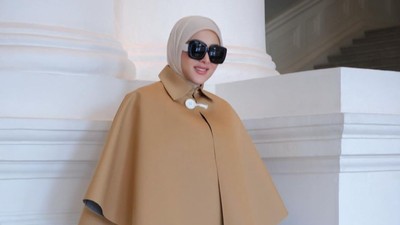6 Gaya Syahrini Diduga Tutupi Kehamilan, Pakai Cape Sambil Tenteng Tas Rp 1 M