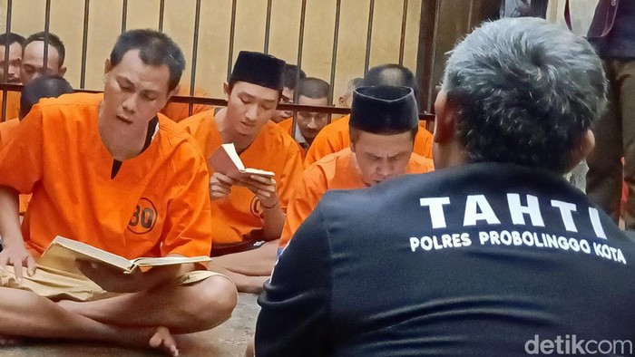Tahanan Polres Probolinggo Kota saat ngabuburit sambil membaca Al-Quran