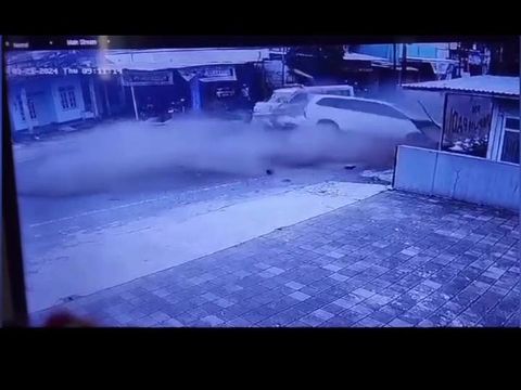 Tangkapan layar video rekaman CCTV laka beruntun di Kertek Wonosobo.