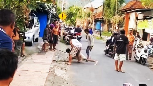 Tangkapan layar video yang memperlihatkan seorang pria Banyuwangi sedang kesurupan di Desa Dawan Kaler, Kecamatan Dawan, Klungkung, Bali.