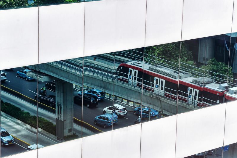 Rangkaian kereta Lintas Rel Terpadu (LRT) melintas di kawasan Kuningan, Jakarta, Kamis (21/3/2024). Ditjen Perkeretaapian (DJKA) Kemenhub memperpanjang tarif promo LRT Jabodebek hingga 31 Maret 2024 untuk terus menarik minat masyarakat menggunakan transportasi massal guna mengurangi kemacetan di Jakarta, dengan skema tarif saat hari kerja pada jam sibuk besaran tarif maksimal Rp20.000, sedangkan di luar jam sibuk serta akhir pekan dan libur nasional besaran tarif maksimal Rp10.000. ANTARA FOTO/Indrianto Eko Suwarso/aww.
