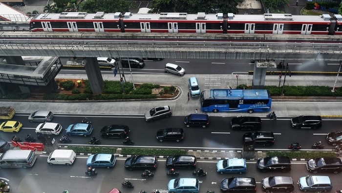 Rangkaian kereta Lintas Rel Terpadu (LRT) melintas di kawasan Kuningan, Jakarta, Kamis (21/3/2024). Ditjen Perkeretaapian (DJKA) Kemenhub memperpanjang tarif promo LRT Jabodebek hingga 31 Maret 2024 untuk terus menarik minat masyarakat menggunakan transportasi massal guna mengurangi kemacetan di Jakarta, dengan skema tarif saat hari kerja pada jam sibuk besaran tarif maksimal Rp20.000, sedangkan di luar jam sibuk serta akhir pekan dan libur nasional besaran tarif maksimal Rp10.000. ANTARA FOTO/Indrianto Eko Suwarso/aww.