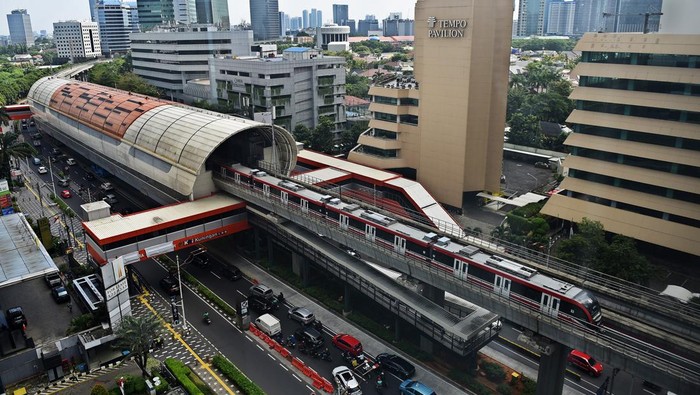 Tarif Promo LRT Jabodebek hingga Akhir Maret 2024 Rangkaian kereta Lintas Rel Terpadu (LRT) melintas di kawasan Kuningan, Jakarta, Kamis (21/3/2024). Ditjen Perkeretaapian (DJKA) Kemenhub memperpanjang tarif promo LRT Jabodebek hingga 31 Maret 2024 untuk terus menarik minat masyarakat menggunakan transportasi massal guna mengurangi kemacetan di Jakarta, dengan skema tarif saat hari kerja pada jam sibuk besaran tarif maksimal Rp20.000, sedangkan di luar jam sibuk serta akhir pekan dan libur nasional besaran tarif maksimal Rp10.000. ANTARA FOTO/Indrianto Eko Suwarso/aww.