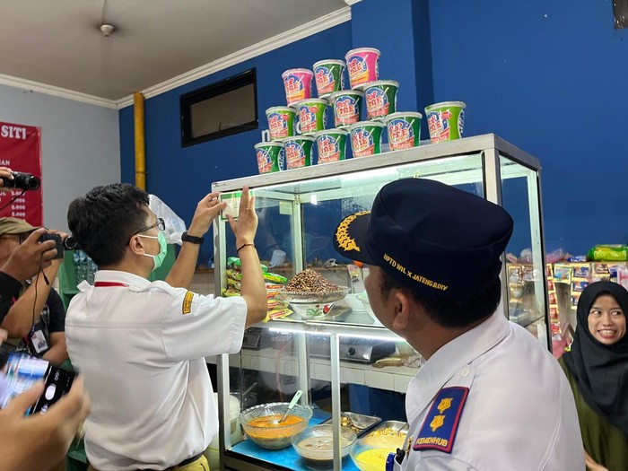 Sidak makanan di kios Terminal Tirtonadi, Kota Solo, Kamis (21/3/2024).