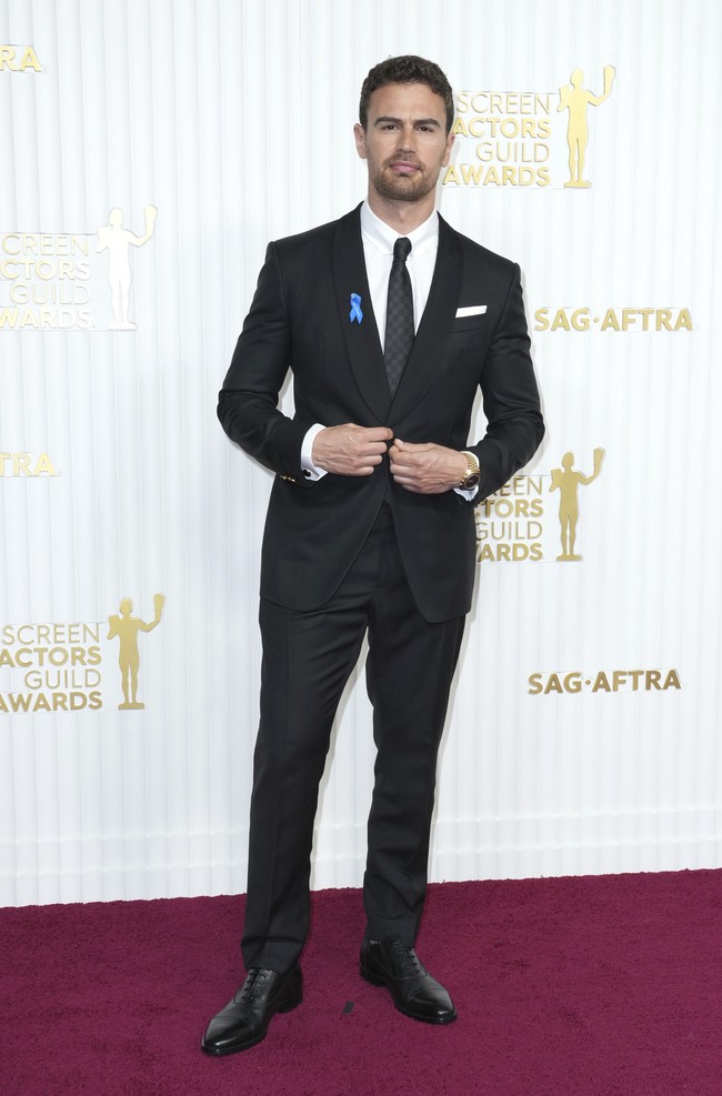 Nama Theo James juga sering disebut-sebut sebagai kandidat pemeran baru James Bond. Adapun portofolionya di film laga termasuk Divergent dan sekuelnya yang sukses di box office, Underworld, dan teranyar serial The Gentleman produksi Netflix. (Foto: Jordan Strauss/Invision/AP)