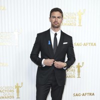 Nama Theo James juga sering disebut-sebut sebagai kandidat pemeran baru James Bond. Adapun portofolionya di film laga termasuk Divergent dan sekuelnya yang sukses di box office, Underworld, dan teranyar serial The Gentleman produksi Netflix. (Foto: Jordan Strauss/Invision/AP)