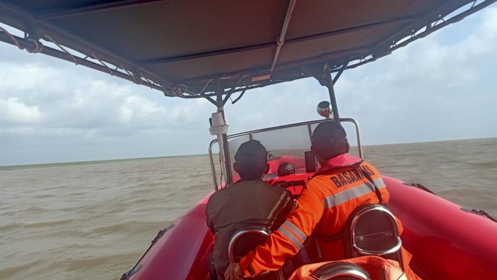 Tim Basarnas lakukan pencarian KLM Benua Indah di perairan Banyuasin.