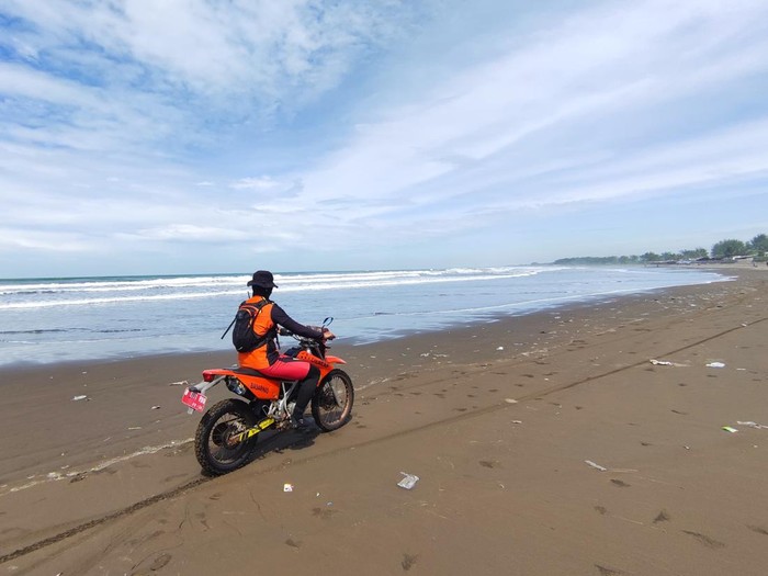 Tim SAR menyisir area pantai selatan Kabupaten Cilacap, Kamis (21/3/2024).