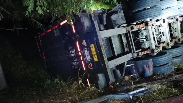 Truk yang terlibat kecelakaan dengan bus di Tol Kanci-Pejagan Km 238+800A, Kabupaten Brebes, Jawa Tengah, Kamis (21/3/2024).