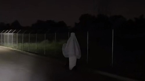 Video kocak wanita yang memakai mukena putih sambil naik skuter, mendadak viral di media sosial