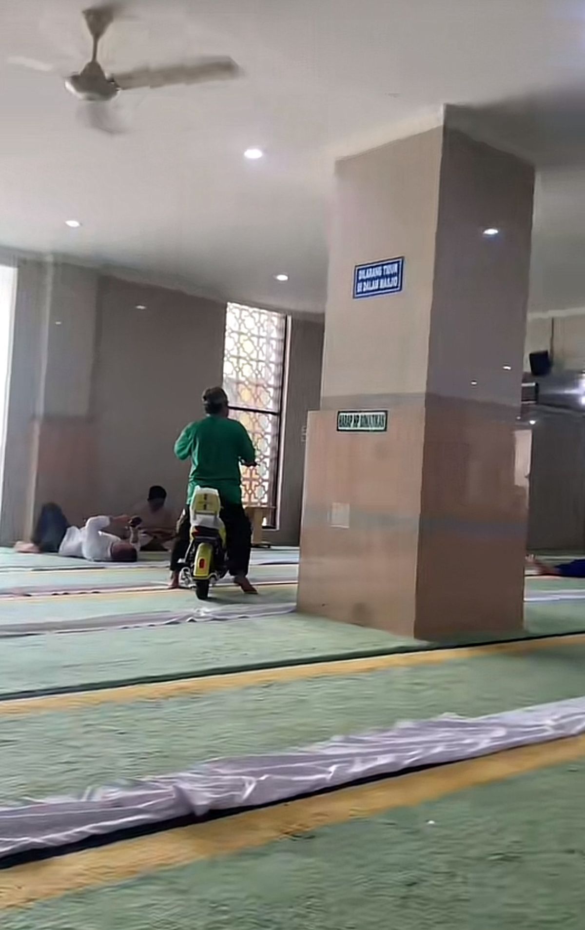 Viral Bapak-bapak Naik Sepeda Listrik di Dalam Masjid, Ini Fakta di Baliknya