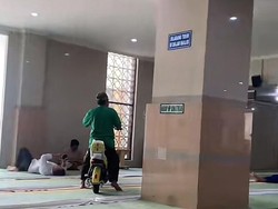 Viral Bapak-bapak Naik Sepeda Listrik di Dalam Masjid, Ini Fakta di Baliknya