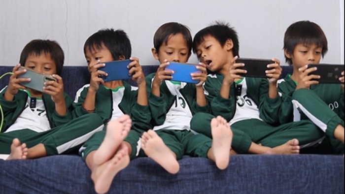 Belakangan ini viral anak kembar lima main Mobile Legends, lalu ditawari gabung RRQ. Tak tanggung-tanggung, orang yang mengajaknya ialah Sang CEO, Andrian Pauline alias Pak AP.