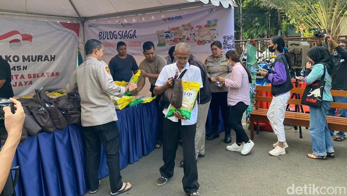 Warga antusias membeli sembako murah di bazar Polres Jaksel.