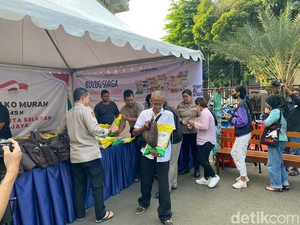 Warga Antusias Beli Sembako di Bazar Polres Jaksel, Cuma Bayar Separuh Harga