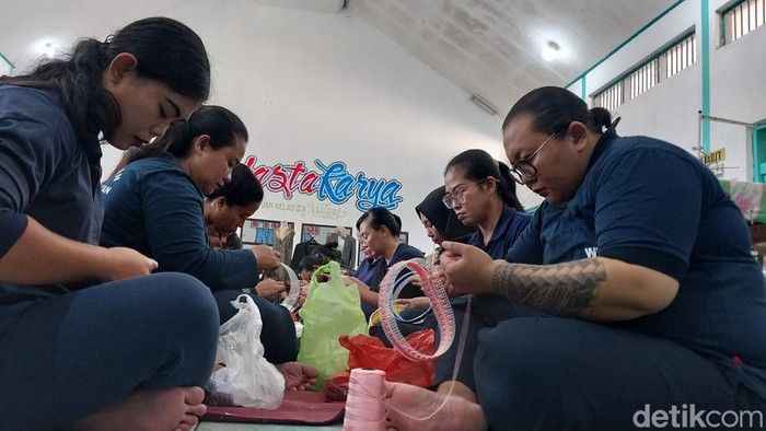 Warga binaan di Lapas Perempuan Malang membuat peci rajut