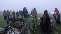 Orang-orang merayakan datangnya Equinox Musim Semi di puncak Sliabh na Caillaigh, Oldcastle, Irlandia, Rabu (20/3/2024).  