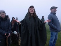 Warga Irlandia Sambut Terbit Matahari Saat Fenomena Equinox