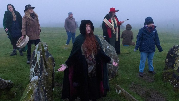 Warga Irlandia Sambut Terbit Matahari Saat Fenomena Equinox Revellers celebrate the arrival of Spring Equinox on top of Sliabh na Caillaigh at dawn to watch the sunrise during bad weather over the ancient Loughcrew megalithic cairns, in Oldcastle, Ireland, March 20, 2024. REUTERS/Clodagh Kilcoyne TPX IMAGES OF THE DAY