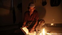 Tidak adanya aliran listrik tidak menyurutkan warga untuk beribadah.  